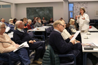 Susanna Peltonen puhuu Sansan syyskokouksessa Hyvinkään seurakuntakeskuksessa.