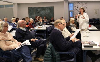 Susanna Peltonen puhuu Sansan syyskokouksessa Hyvinkään seurakuntakeskuksessa.