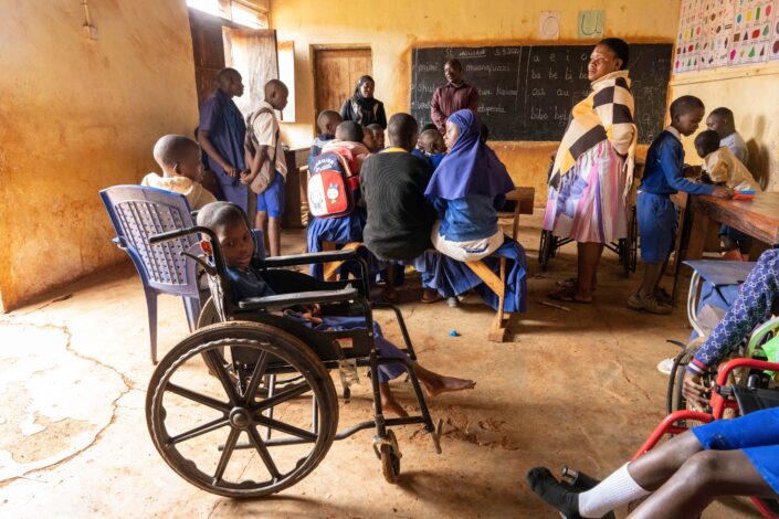 Luokkahuoneessa etualalla poika pyörätuolissa.