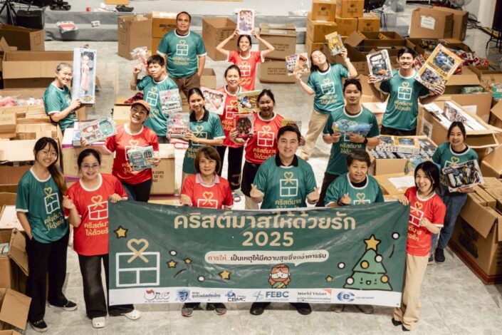 Thaimaan joulukampanjassa mukana olevia ihmisiä paketoimassa lahjoja.