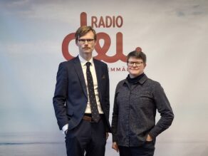 Matti Sankamo ja Kerttu Tarjamo Radio Dein logon edessä.