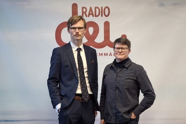 Matti Sankamo ja Kerttu Tarjamo Radio Dein logon edessä.