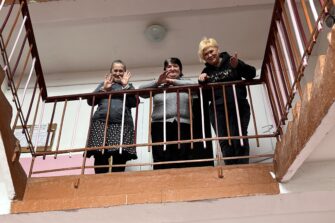 Ukrainalaiset lesket Ludmila, Natalia ja Valentina asuvat nyt pakolaiskeskukseksi muutetussa koulurakennuksessa.