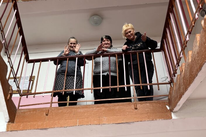 Ukrainalaiset lesket Ludmila, Natalia ja Valentina asuvat nyt pakolaiskeskukseksi muutetussa koulurakennuksessa.