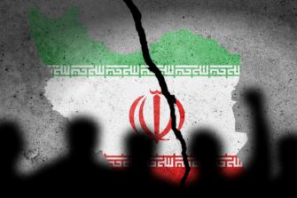 Betoniseinään on maalattu Iranin muotoinen Iranin lippu.