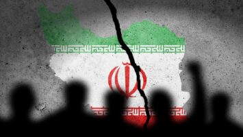 Betoniseinään on maalattu Iranin muotoinen Iranin lippu.