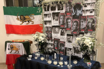 Kuvassa on persialaisten maahanmuuttajien laatima muistoseinä Hampurissa.