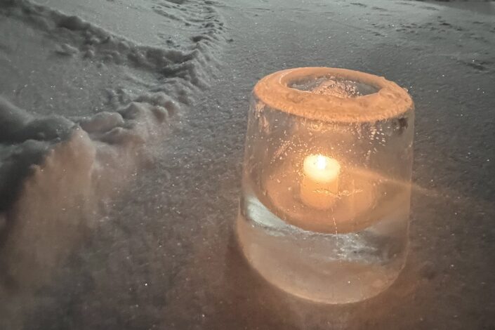 Jäälyhty valaisee.