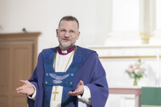 Piispa Jari Jolkkonen.