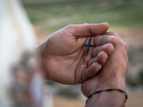 Pieni risti afrikkalaisen kämmenellä.