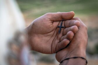 Pieni risti afrikkalaisen kämmenellä.