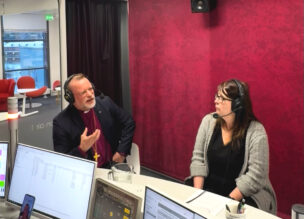 Radio Dein studiossa Piispa Jari Jolkkonen ja päätoimittaja Freija Özcan.