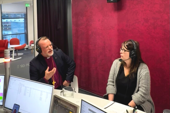 Radio Dein studiossa Piispa Jari Jolkkonen ja päätoimittaja Freija Özcan.