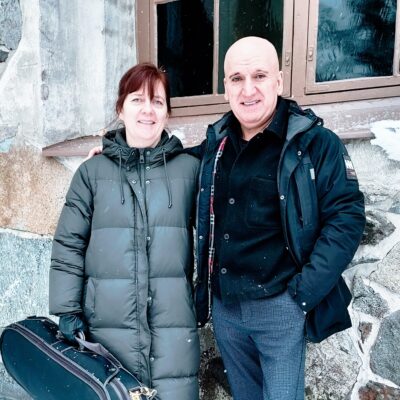 Pakolaisuudesta syntynyt taide täyttää keskiaikaisen kirkon Lempäälässä