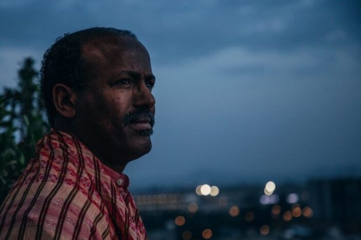 Afrikkalainen mies hämärässä.