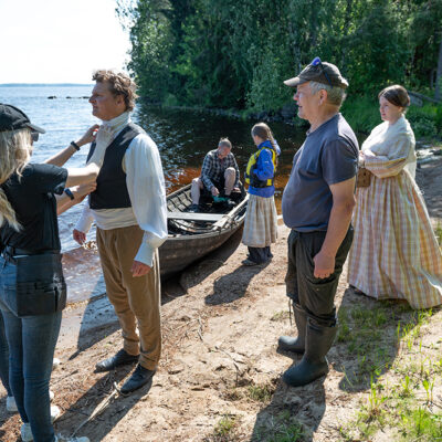 Elokuva kansallisrunoilija Runebergista näyttää ihmisen patsaan takaa