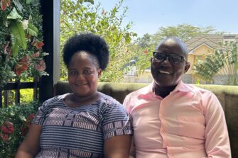 Abbas ja Rehema istuvat terassilla Itä-Afrikassa