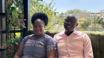 Abbas ja Rehema istuvat terassilla Itä-Afrikassa