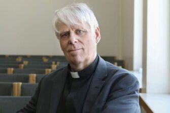 Jukka Norvanto istuu ikkunan ääressä.