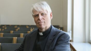 Jukka Norvanto istuu ikkunan ääressä.