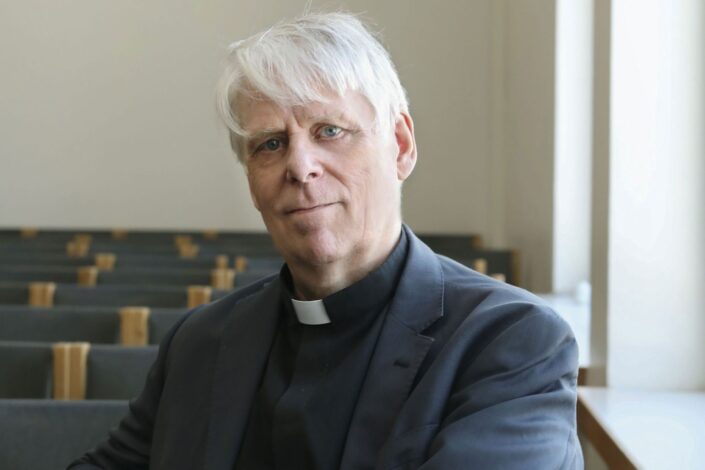 Jukka Norvanto istuu ikkunan ääressä.