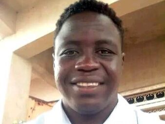 Bashir hymyilee leveästi kameralle. 