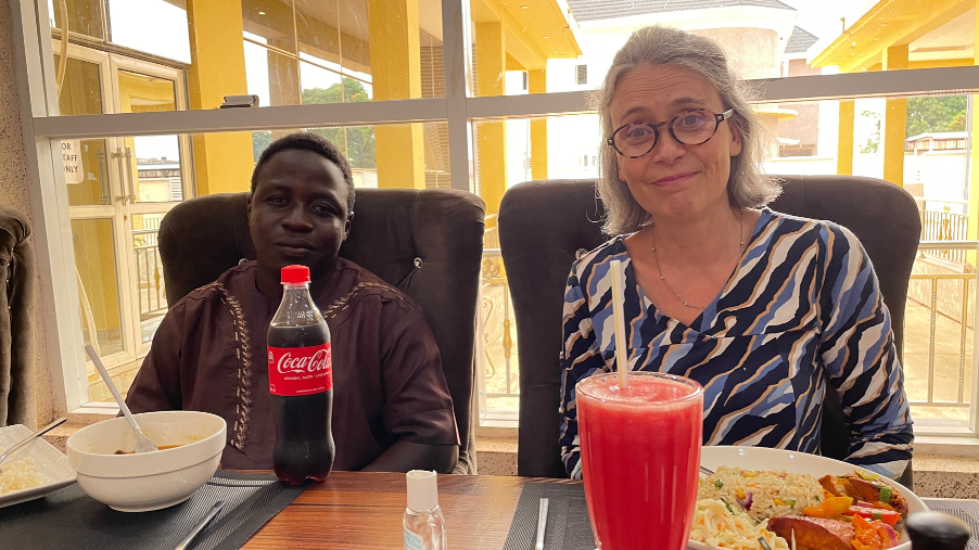 Bashir ja Danielle Miettinen syömässä yhdessä ateriaa pöydän ääressä. 