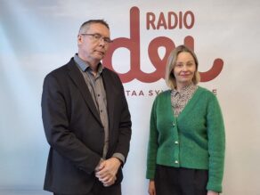 Olli Ruohomäki ja Veera Heinonen Radio Dein logon edessä.