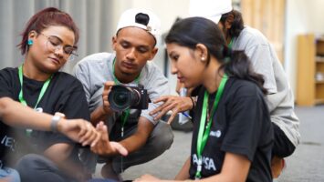 Nuoria pakistanilaisia opiskelemassa kameran käyttöä.