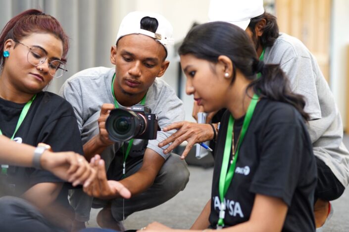 Nuoria pakistanilaisia opiskelemassa kameran käyttöä.