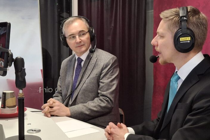 Imaami Ramil Belyaev ja Open Doors Finlandin ulkosuhteiden johtaja Miika Auvinen Radio Dein studiossa.