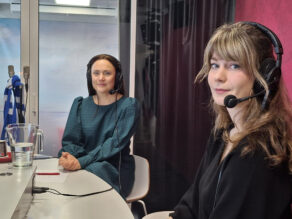 Karoliina Partanen ja Essi Holopainen Radio Dein studiossa.