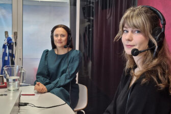 Karoliina Partanen ja Essi Holopainen Radio Dein studiossa.