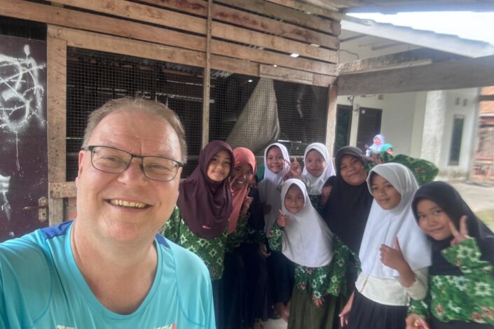 Hannu Lahtinen selfiessä muslimikoulun oppilaiden kanssa. 