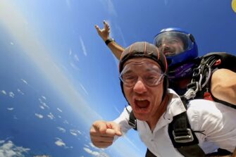 Ariel Hyde hyppää tandemhypyn laskuvarjolla ja kuvaa itseään.