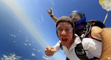 Ariel Hyde hyppää tandemhypyn laskuvarjolla ja kuvaa itseään.