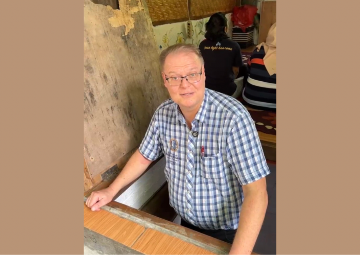 Hannu Lahtinen seisoo maanalaisen seurakunnan luukulla. 