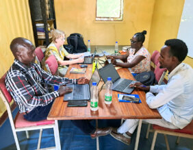 Käännöstiimi tarkistamassa diraitankielisen Vanhan testamentin käännöstä. Kuva: Mirjami Uusitalon arkisto