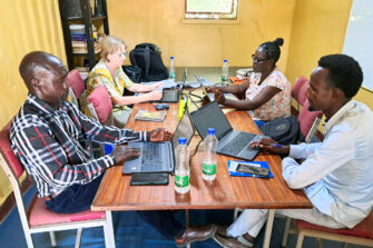 Käännöstiimi tarkistamassa diraitankielisen Vanhan testamentin käännöstä. Kuva: Mirjami Uusitalon arkisto