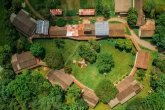 Ilmakuva rakennuksista, teistä ja viheralueista.