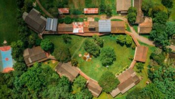 Ilmakuva rakennuksista, teistä ja viheralueista.