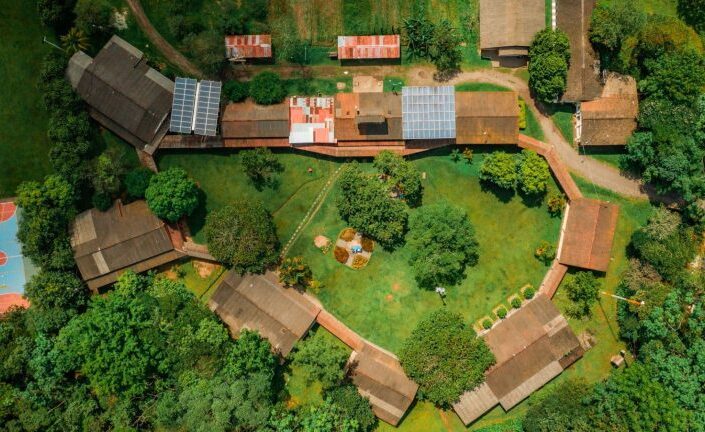 Ilmakuva rakennuksista, teistä ja viheralueista.