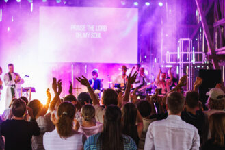 Nuoret kansainvälisen Life-leirin iltatilaisuudessa Kansanlähetysopistolla Kuva: Minttu Gummerus