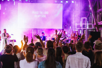 Nuoret kansainvälisen Life-leirin iltatilaisuudessa Kansanlähetysopistolla Kuva: Minttu Gummerus