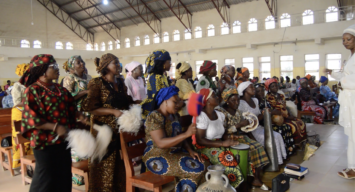 Nigerialainen seurakunta ja kuoro juhlii pääsiäistä