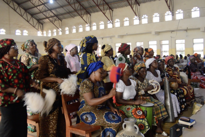 Nigerialainen seurakunta ja kuoro juhlii pääsiäistä