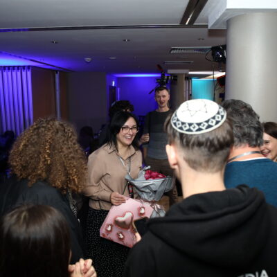 Kiovan suuri messiaaninen seurakunta on erikoinen ilmiö sotivassa maassa – ”Pääni pysyi kasassa, kun autoimme muita” 