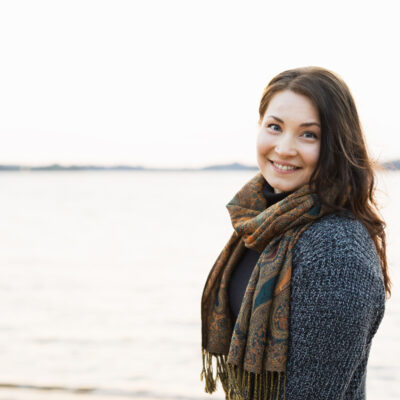 Raamatuntutkija Sara Saarela: ”Naiset vaietkoot seurakunnassa” – onko Raamattu vain miesten kirja?