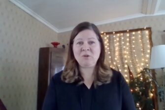 Kuvassa on varatuomari Marjo Anttoora Kurkkupellon Vartiolava -podcastin jaksossa 23