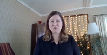 Kuvassa on varatuomari Marjo Anttoora Kurkkupellon Vartiolava -podcastin jaksossa 23